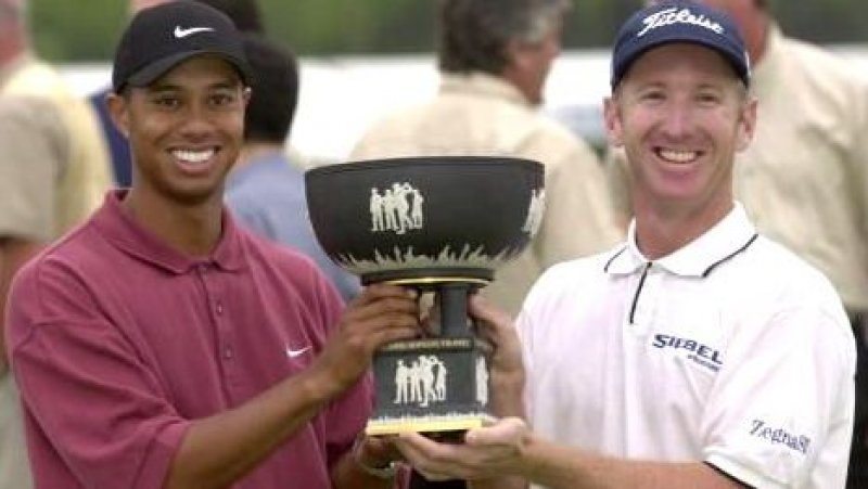 Tiger Woods and David Duval lifting the 2000 World Cup trophy