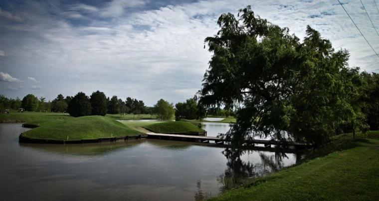 Water in play from the tee