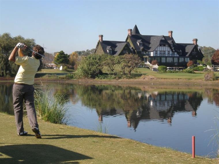 Approach played across the lake